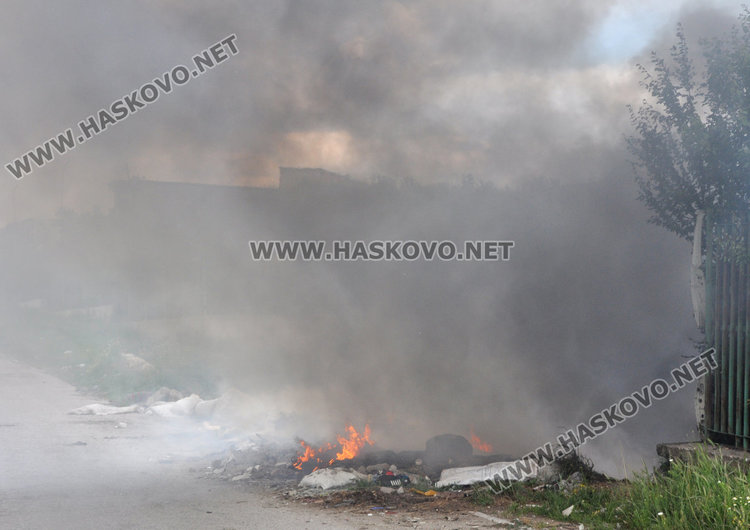 Черен пушек над Хасково, пак пламнаха боклуци край Република
