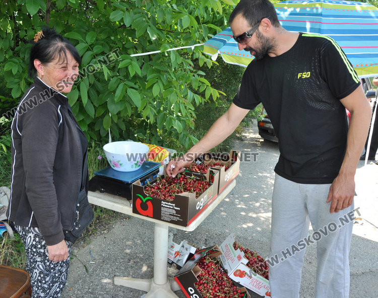 За седмица цената на черешите падна наполовина