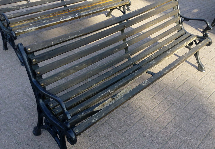 Читатели: Пейките на площада са изпочупени. Общината: Вандали