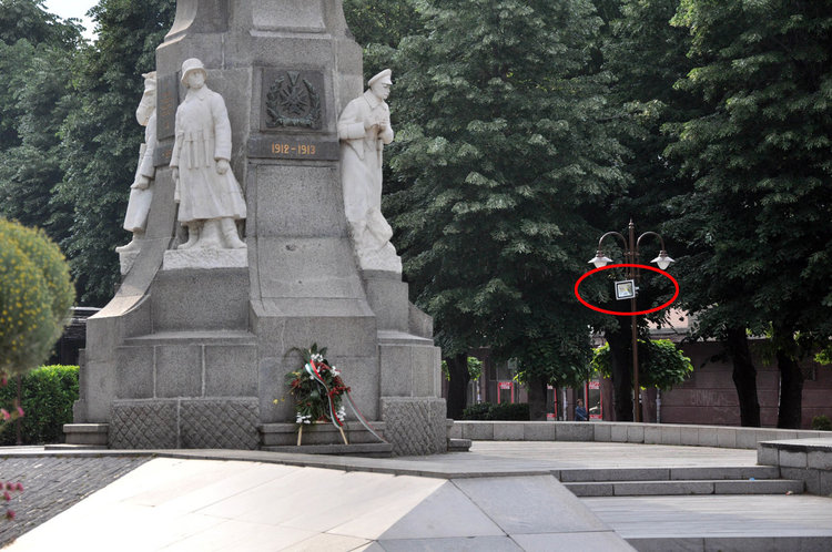 Читатели: Пейките на площада са изпочупени. Общината: Вандали