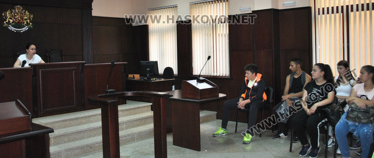 Абитуриентка обжалва в съда наказание от директора