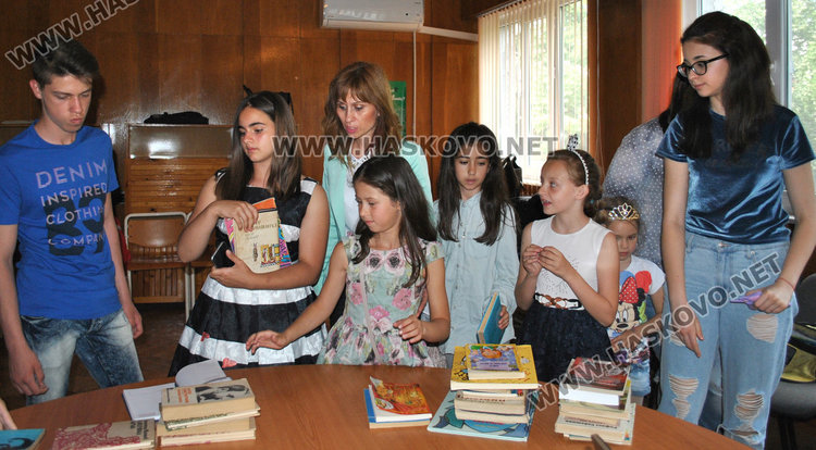 Миски от Хасково дариха книги за библиотеката в Чикаго