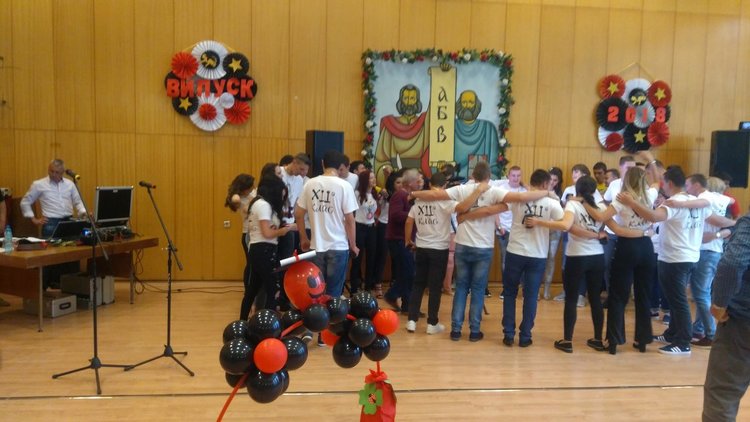 СУ „Св.св  Кирил и Методий“ изпрати своите абитуриенти, те оставиха подарък на любимото школо