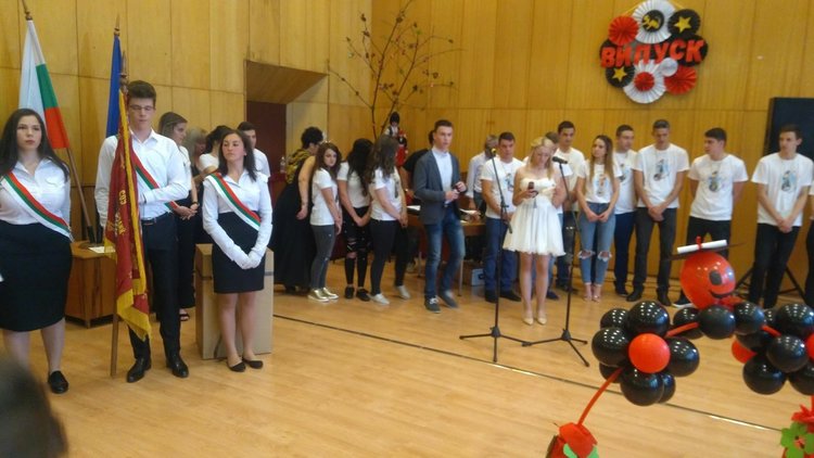 СУ „Св.св  Кирил и Методий“ изпрати своите абитуриенти, те оставиха подарък на любимото школо