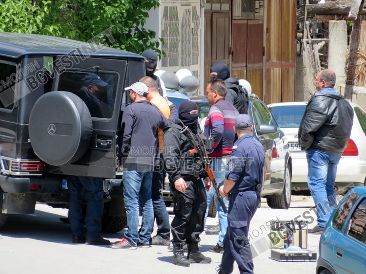 Полицаи с качулки задържаха младеж пред очите на десетки абитуриенти в Смолян