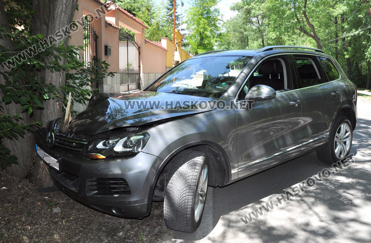 Джип с абитуриенти се заби в дърво