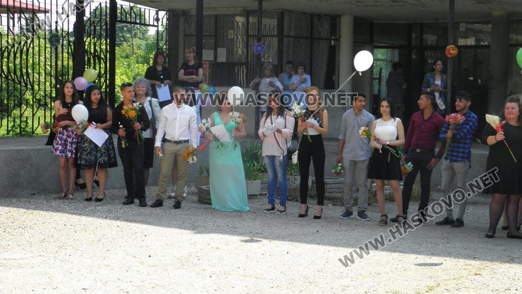 ПГ "Проф. д-р Асен Златаров" изпрати своите абитуриенти