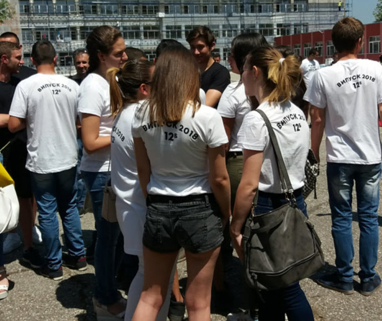 Все повече първомайски абитуриенти благотворително обличат фланелки на изпращането си