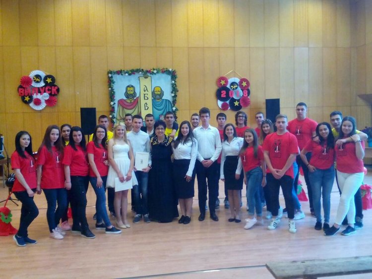 СУ „Св.св  Кирил и Методий“ изпрати своите абитуриенти, те оставиха подарък на любимото школо