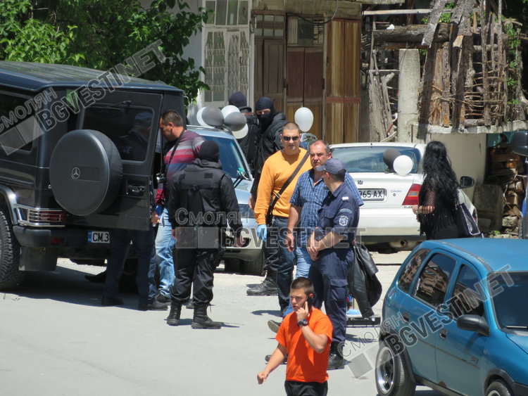 Полицаи с качулки задържаха младеж пред очите на десетки абитуриенти в Смолян