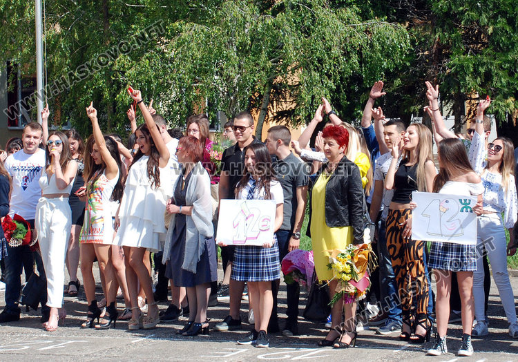 Езиковата изпрати най-силния си випуск, събират средства за болно бебе