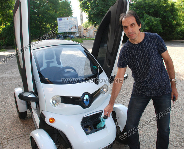 Учител от ПМГ подкара електромобил Рено с български компютър 