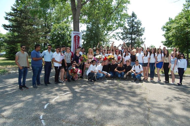 Все повече първомайски абитуриенти благотворително обличат фланелки на изпращането си