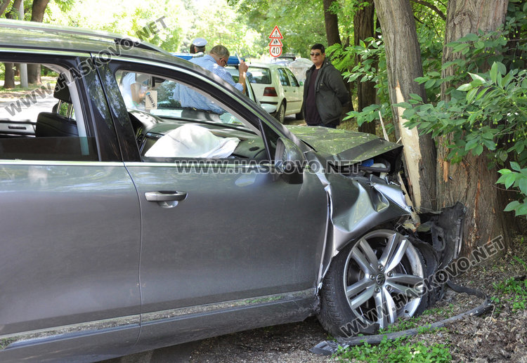 Джип с абитуриенти се заби в дърво