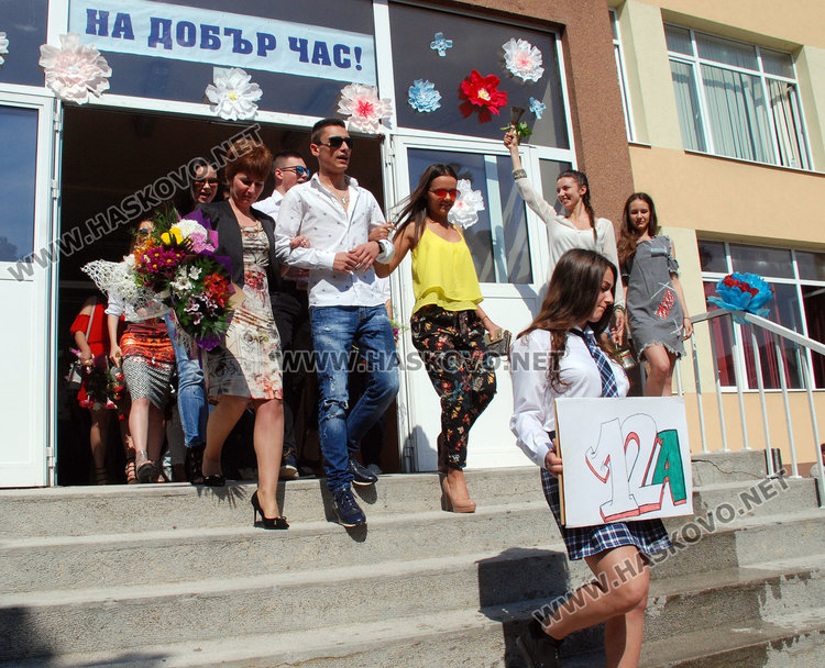 Езиковата изпрати най-силния си випуск, събират средства за болно бебе