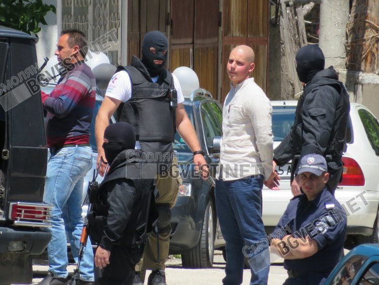 Полицаи с качулки задържаха младеж пред очите на десетки абитуриенти в Смолян