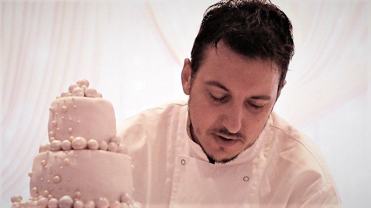 Братът на Владо Карамазов прави торта за сватбата на Хари и Мегън