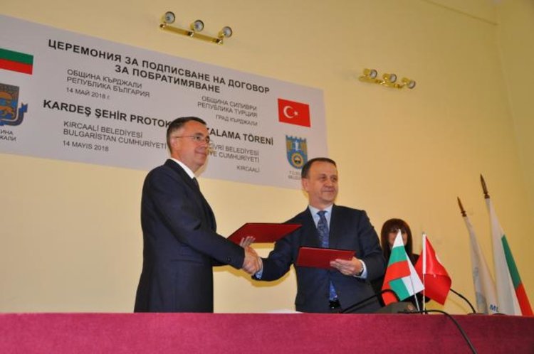 Кметовете на Кърджали и Силиври инж. Хасан Азис и Йозджан Ъшъклар подписаха договор за побратимяване