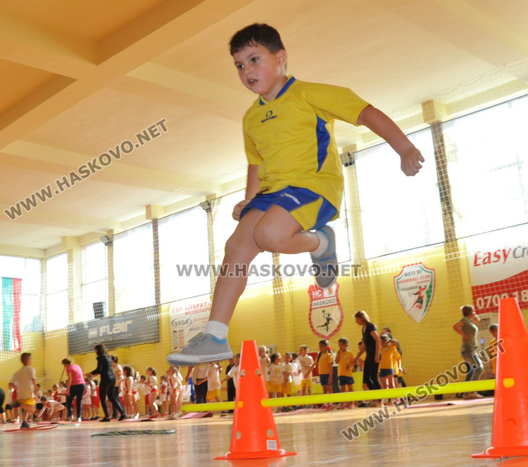 80 деца и родители в състезание за Деня на спорта