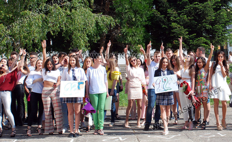 Езиковата изпрати най-силния си випуск, събират средства за болно бебе