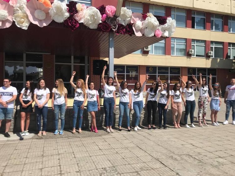 Все повече първомайски абитуриенти благотворително обличат фланелки на изпращането си