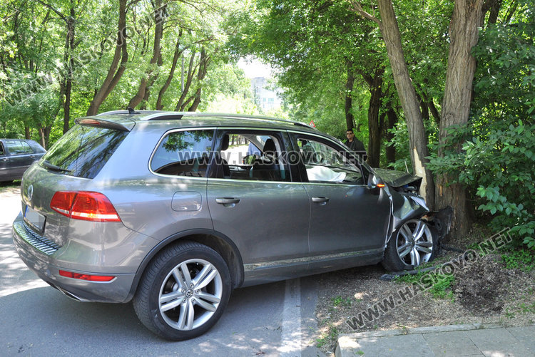 Джип с абитуриенти се заби в дърво