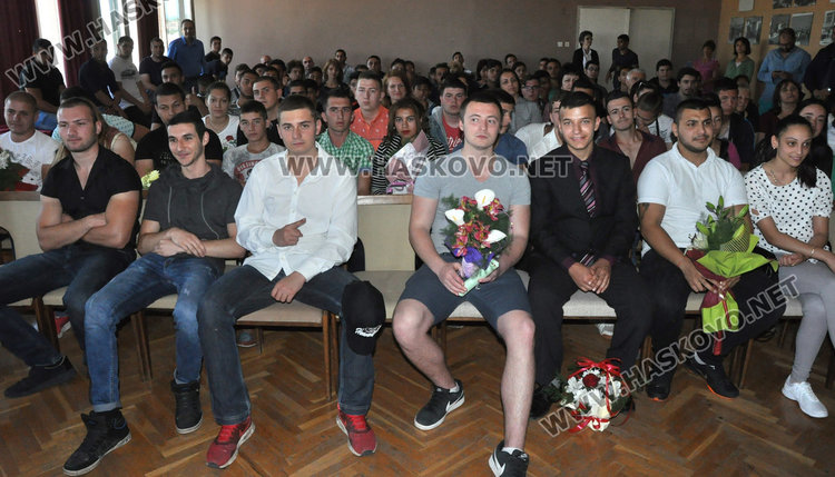 Три паралелки завършиха ПГССТ