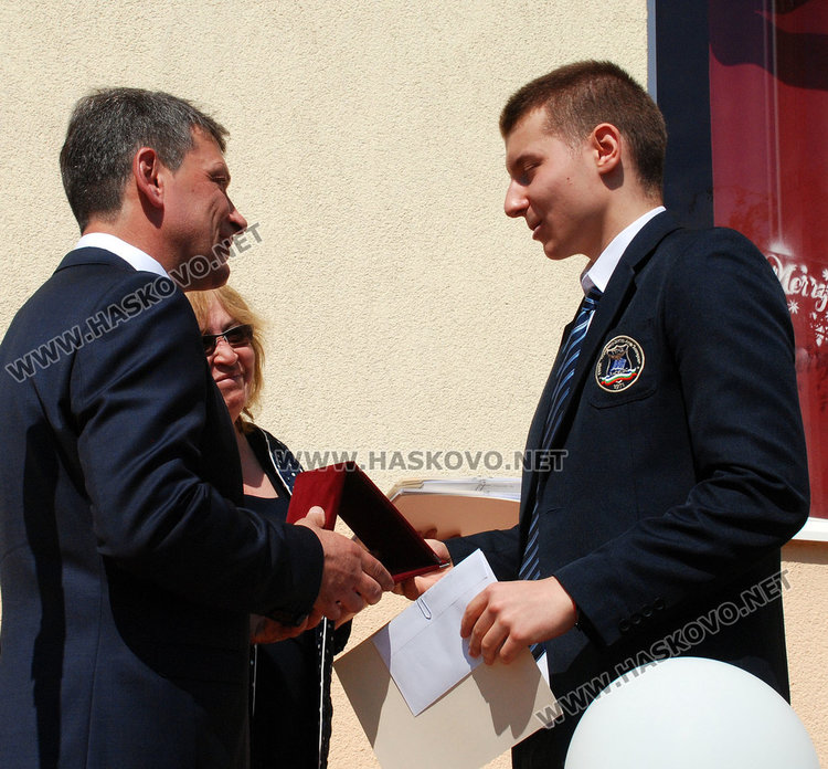 Носителят на Златаровската награда Тодор Кирев получава отличието от директора Деян Янев