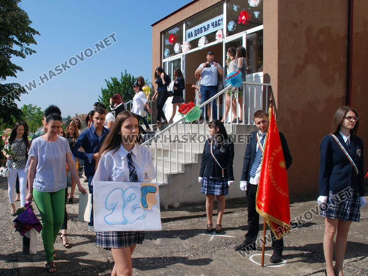 Езиковата изпрати най-силния си випуск, събират средства за болно бебе