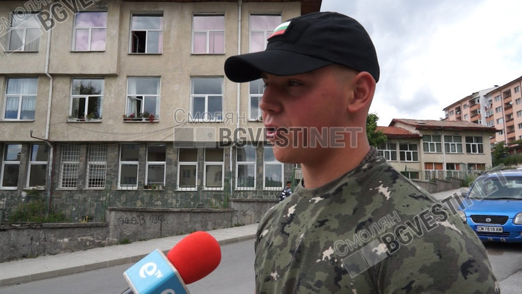 Марин Николов е на 18 години, завърши Професионалната гимназия по икономика в Смолян, а вчера стана "звезда", след като публично беше арестуван от маскирани полицейски служители