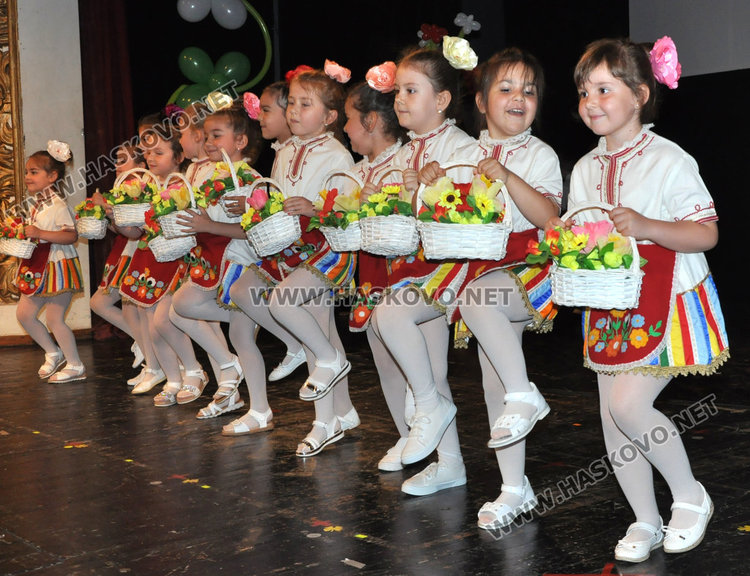 Деца от „Зорница“ показаха традициите от вековната история на България