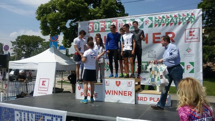 Младшите посланици на „Славейков” с медали от маратонско бягане