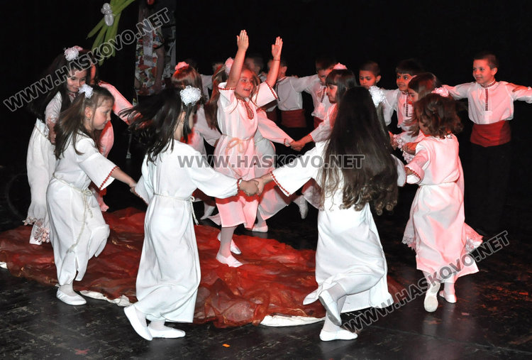 Деца от „Зорница“ показаха традициите от вековната история на България