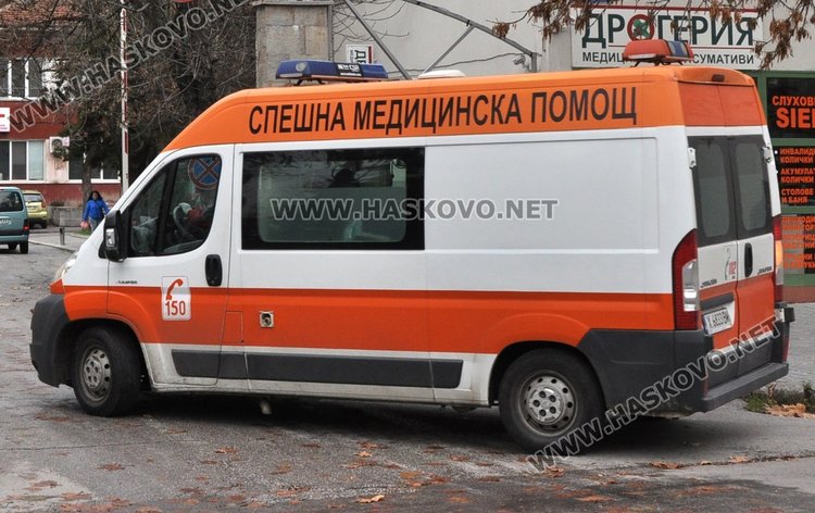 65-годишен почина след челен удар в дърво