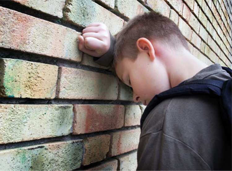 Момче на 12 години краде телефона на 10 годишен