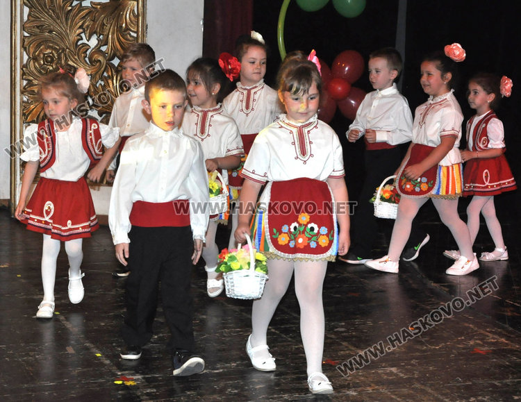 Деца от „Зорница“ показаха традициите от вековната история на България