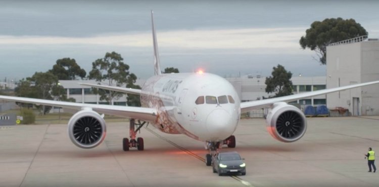  Tesla Model X стана първата електрическа кола, която изтегли самолет