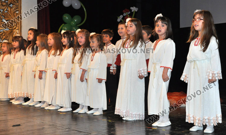 Деца от „Зорница“ показаха традициите от вековната история на България