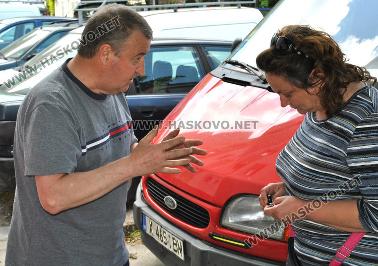 Бременна и възрастни драпат по стълбите в 8-етажен блок заради спрян асансьор