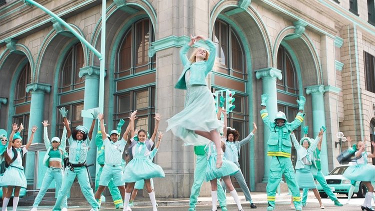 Ел Фанинг, хип хоп и закуска в Тифани (видео)