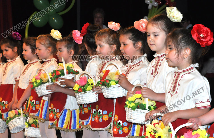 Деца от „Зорница“ показаха традициите от вековната история на България