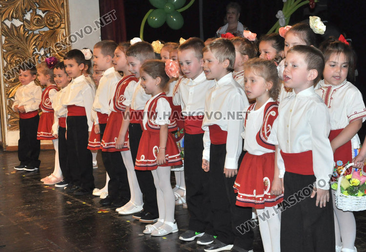 Деца от „Зорница“ показаха традициите от вековната история на България