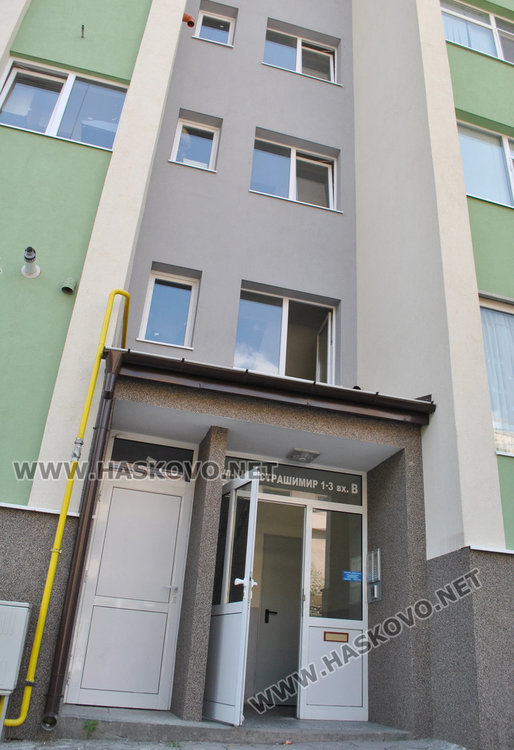 В тази вход също няма комуникационна връзка, но асансьорът работи