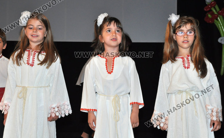 Деца от „Зорница“ показаха традициите от вековната история на България