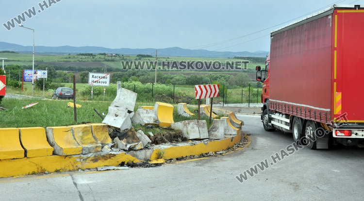 22-годишен загина на място, разбивайки кръговото на Кърджалийска