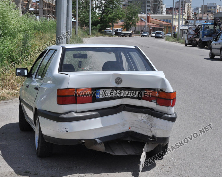 Залисан шофьор нацели отзад завиваща в бензиностанция кола