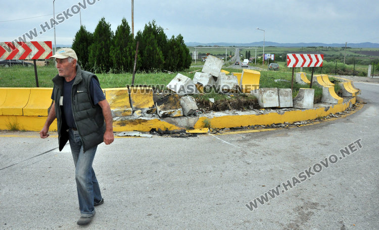 22-годишен загина на място, разбивайки кръговото на Кърджалийска