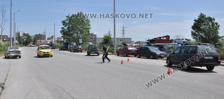 Залисан шофьор нацели отзад завиваща в бензиностанция кола