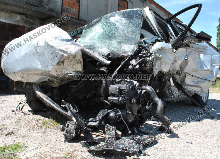 22-годишен загина на място, разбивайки кръговото на Кърджалийска