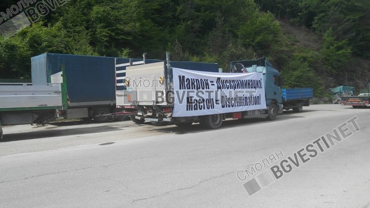 Тирове и камиони в редица на изхода на Смолян, превозвачите протестират